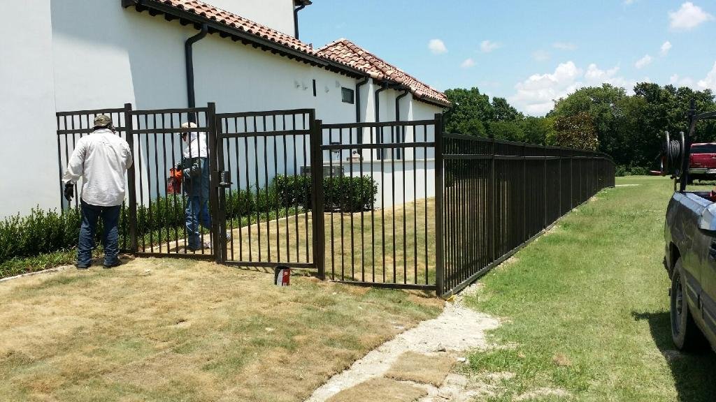 Automatic driveway gate repaired by a Dallas gate technician