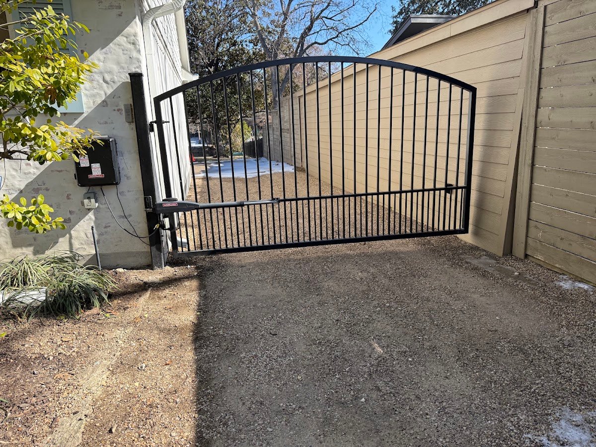 Automatic swing gate and operator at a narrow driveway entrance